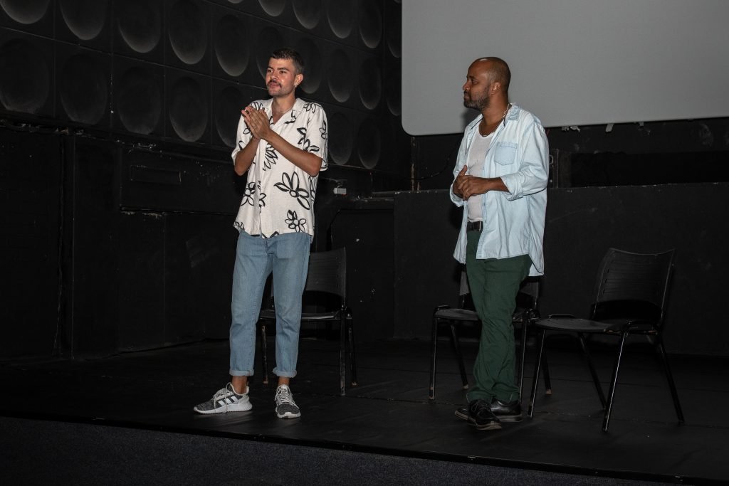 Fotografia colorida de aula no Cine Biju do curso de extensão "Produção Cultural Contemporânea, Programação e Curadoria" com Fabio Maleronka