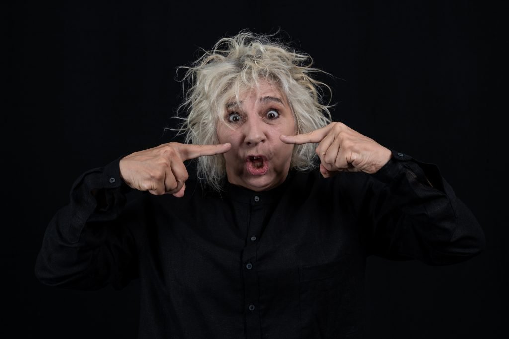 Denise Stoklos em "Abjeto – Sujeito: Clarice Lispector por Denise Stoklos", em apresentação de 2024 no Itaú Cultural.