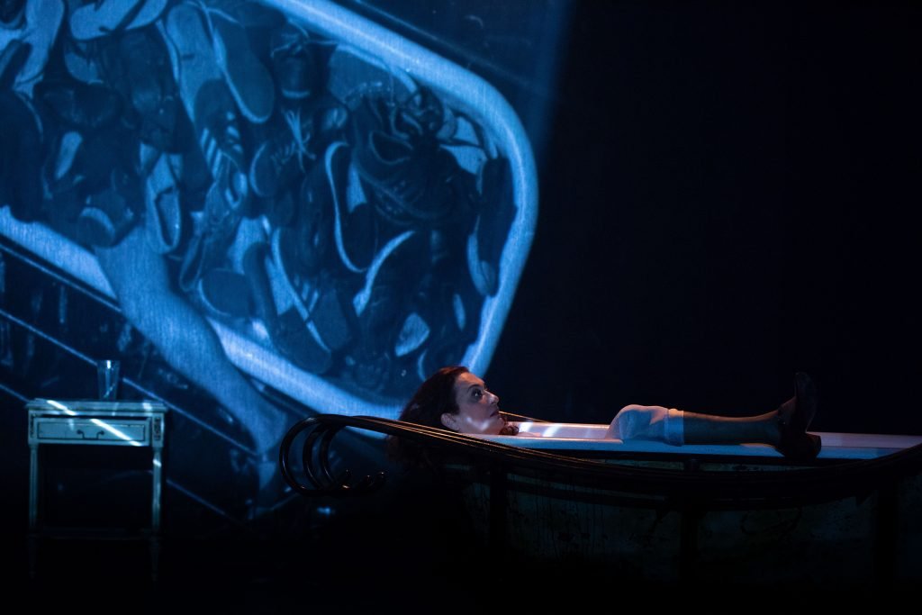 Solo do Núcleo Caixa Preta tem atuação e direção da premiada atriz Cácia Goulart e dramaturgia do também premiado Reni Adriano. Crédito: Cacá Bernardes.