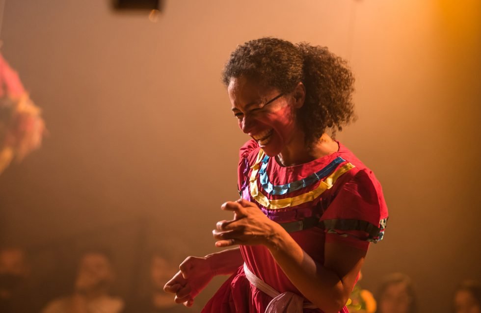 “Cícera” é a história de uma mulher, mas é o retrato da vida de centenas de mulheres retirantes que deixam suas raízes na busca de igualdade social.. Foto: Valéria Felix