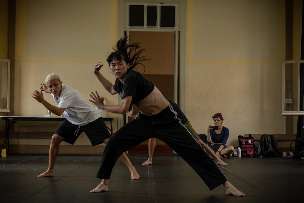 Aula do curso “Do circo à capoeira: um fazer brasileiro”, com Rafael Oliveira, na unidade Brás da SP Escola de Teatro. | Foto: Rodrigo Reis