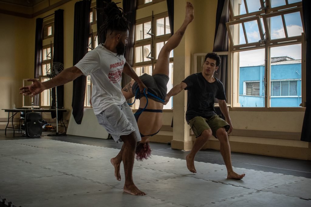 Aula do curso “Do circo à capoeira: um fazer brasileiro”, com Rafael Oliveira, na unidade Brás da SP Escola de Teatro. | Foto: Rodrigo Reis