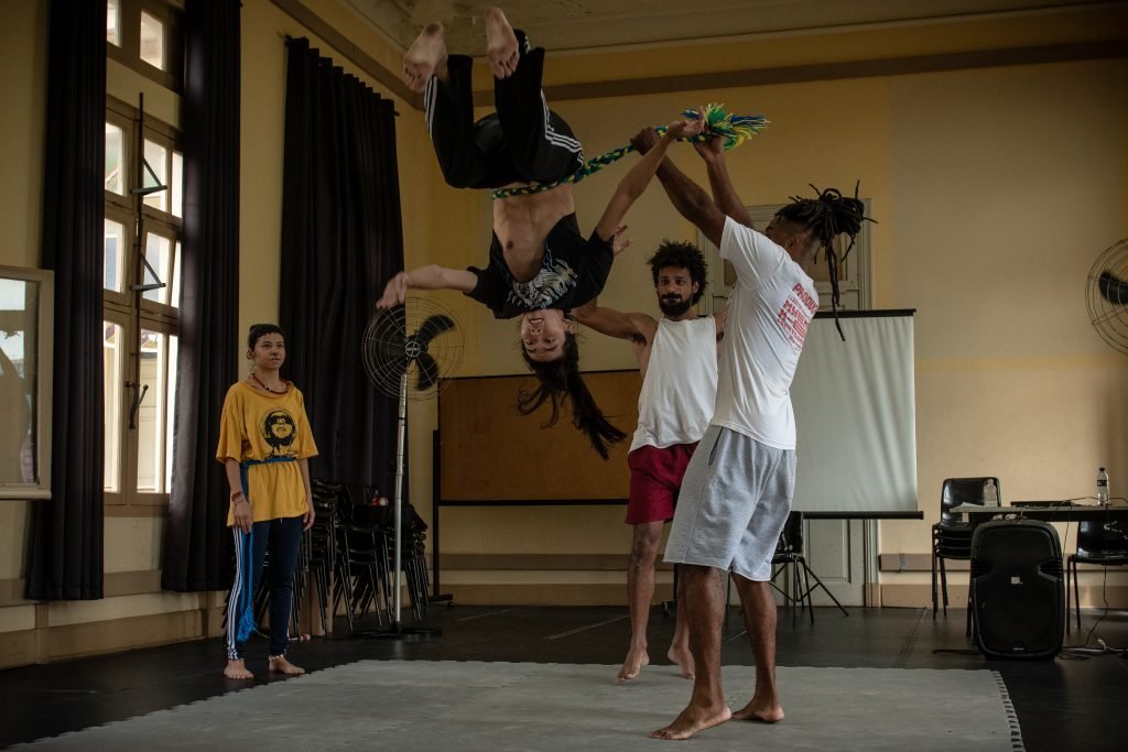 Aula do curso “Do circo à capoeira: um fazer brasileiro”, com Rafael Oliveira, na unidade Brás da SP Escola de Teatro. | Foto: Rodrigo Reis
