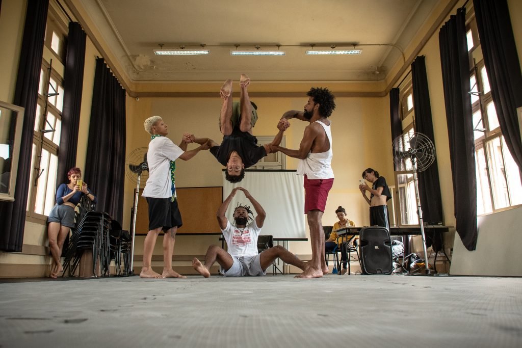 Aula do curso “Do circo à capoeira: um fazer brasileiro”, com Rafael Oliveira, na unidade Brás da SP Escola de Teatro. | Foto: Rodrigo Reis