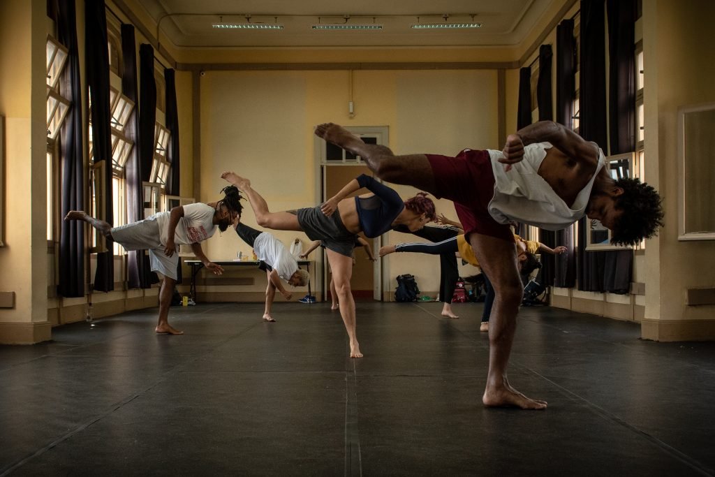 Aula do curso “Do circo à capoeira: um fazer brasileiro”, com Rafael Oliveira, na unidade Brás da SP Escola de Teatro. | Foto: Rodrigo Reis