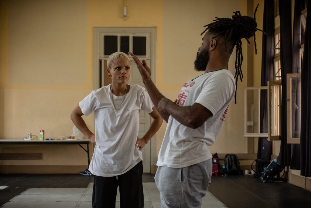 Aula do curso “Do circo à capoeira: um fazer brasileiro”, com Rafael Oliveira, na unidade Brás da SP Escola de Teatro. | Foto: Rodrigo Reis
