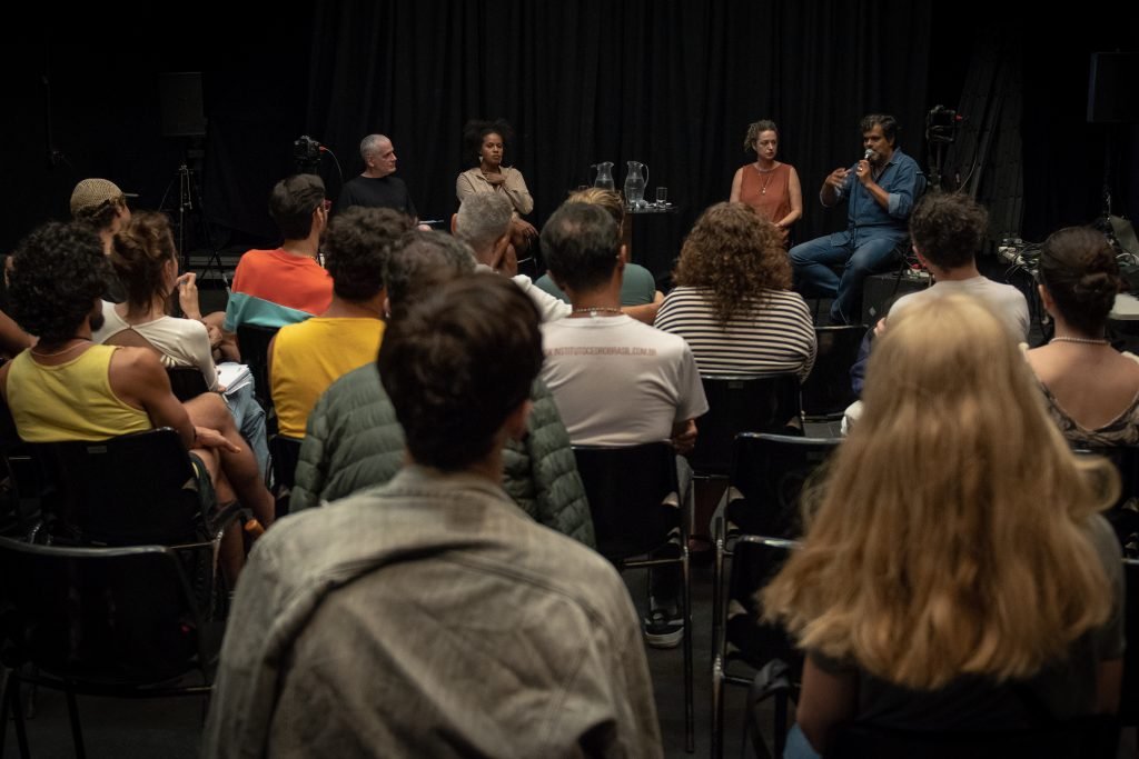 Mesa “Marcas da História Pessoal nas Produções do Artista”, na SP Escola de Teatro. (6/4/2024). | Foto: Rodrigo Reis