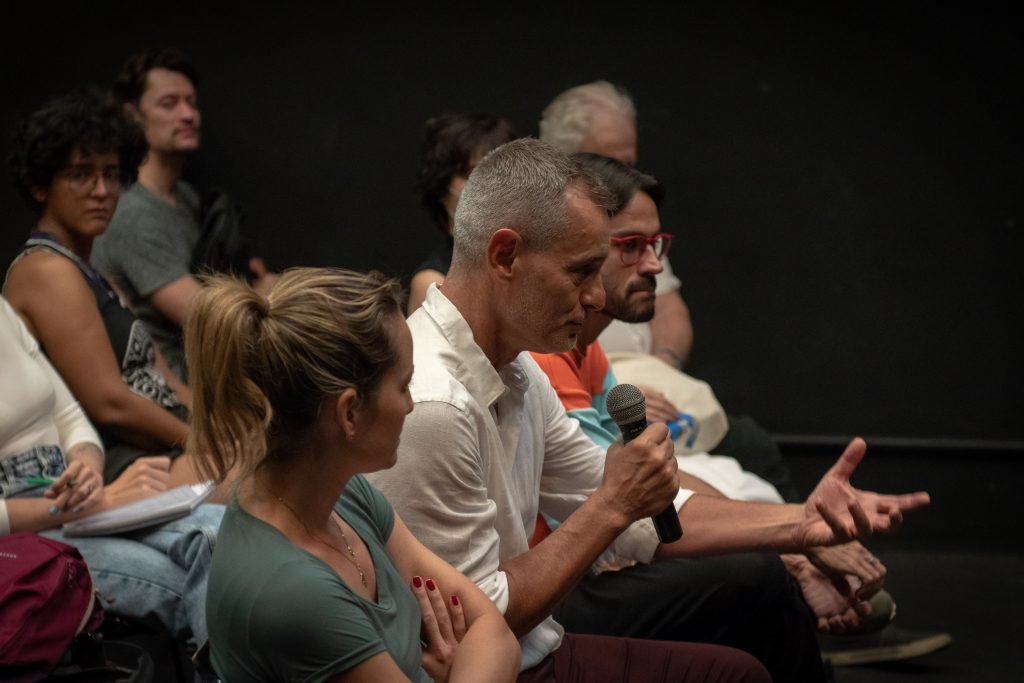 Mesa “Marcas da História Pessoal nas Produções do Artista”, na SP Escola de Teatro. (6/4/2024). | Foto: Rodrigo Reis