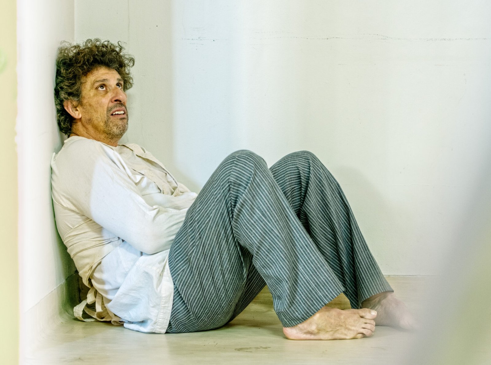 Milhem Cortaz em seu primeiro espetáculo-solo Diário de um Louco. Foto: Priscila Prade