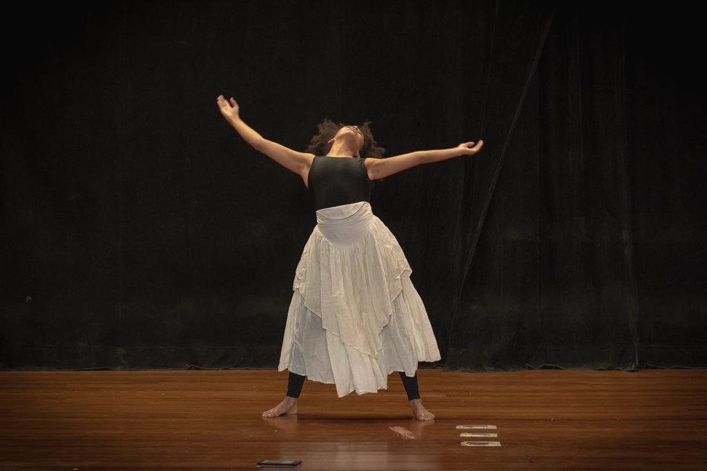 Apresentações finais dos estudantes do curso de extensão "Consciência Corporal Através do Movimento", ministrado por Zuba Janaina, na unidade Brás da SP Escola de Teatro. (29/4/2024). | Foto: Rodrigo Reis