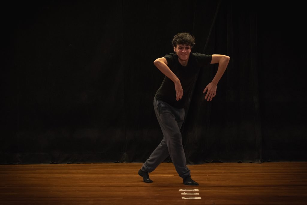 Apresentações finais dos estudantes do curso de extensão "Consciência Corporal Através do Movimento", ministrado por Zuba Janaina, na unidade Brás da SP Escola de Teatro. (29/4/2024). | Foto: Rodrigo Reis