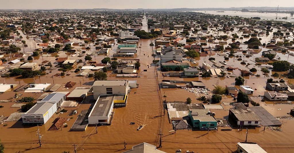 Água e itens de limpeza e higiene são prioridade para ajudar moradores afetados pelas enchentes. Foto: Amanda Perobelli/Reuters