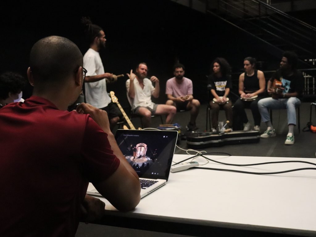 Aula da turma de Sonoplastia do módulo azul recebe Joel Carozzi da Trupe Lona Preta. (06/05/2024).