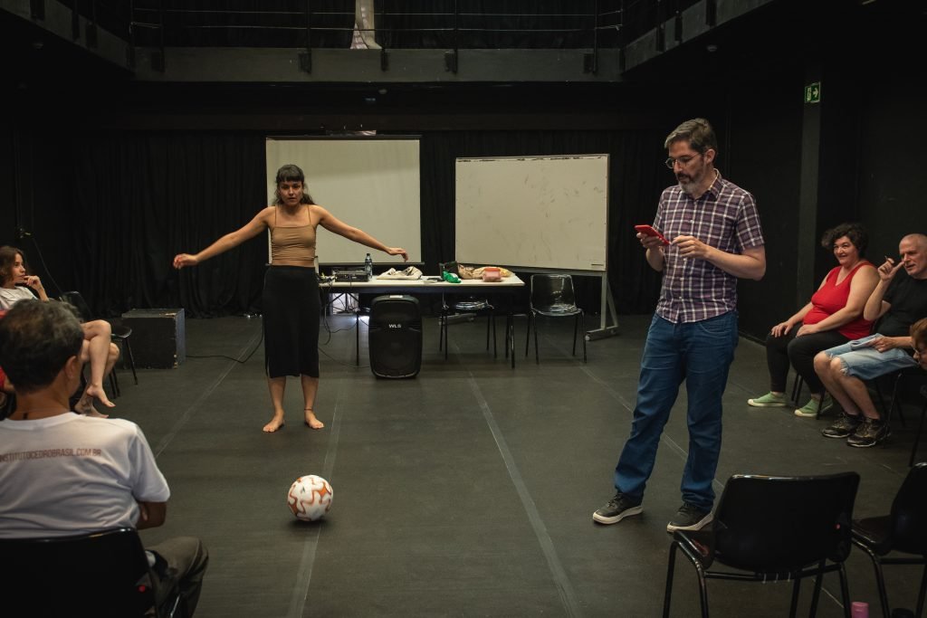 Aula final do curso de extensão "Diálogos, Psicanálise, Teatro – Língua no Divã, Língua no Palco", ministrado na SP Escola de Teatro por Sergio Zlotnic (4/5/2024). Foto: Rodrigo Reis