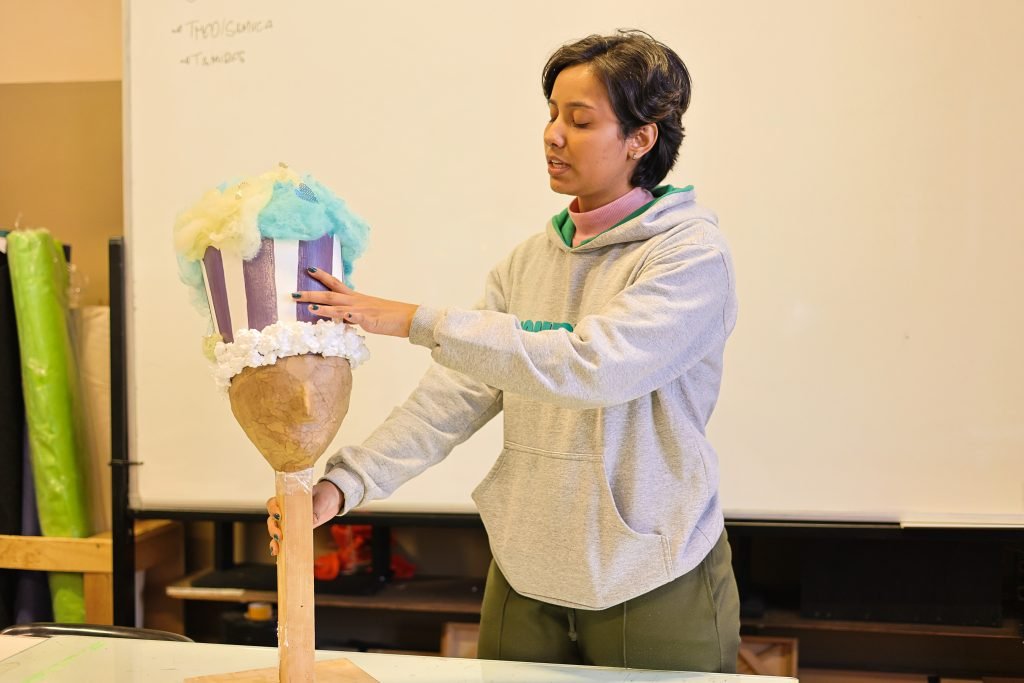 Apresentação de adereços de cabeça feitos por alunos do curso de Técnicas de Palco, na unidade Brás da SP Escola de Teatro. (29/05/2024). | Foto: Clara Silva.