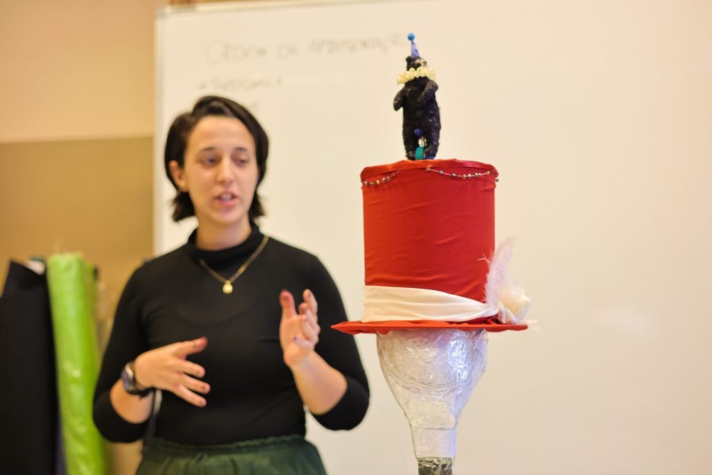 Apresentação de adereços de cabeça feitos por alunos do curso de Técnicas de Palco, na unidade Brás da SP Escola de Teatro. (29/05/2024). | Foto: Clara Silva.