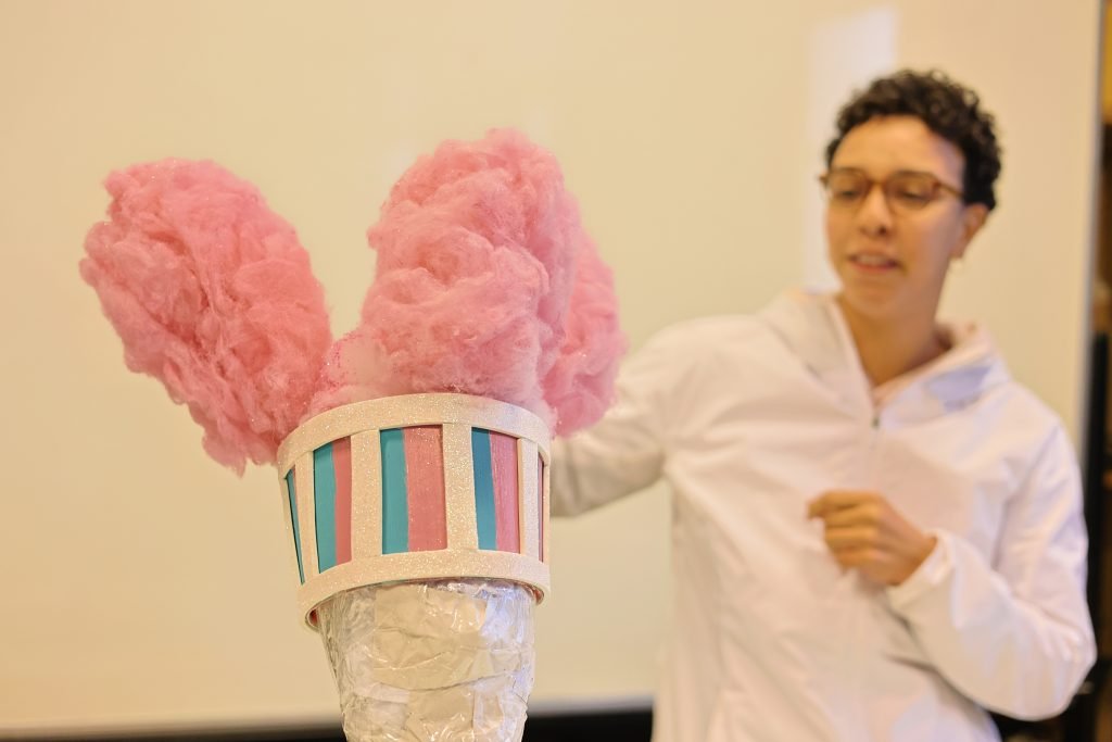 Apresentação de adereços de cabeça feitos por alunos do curso de Técnicas de Palco, na unidade Brás da SP Escola de Teatro. (29/05/2024). | Foto: Clara Silva.