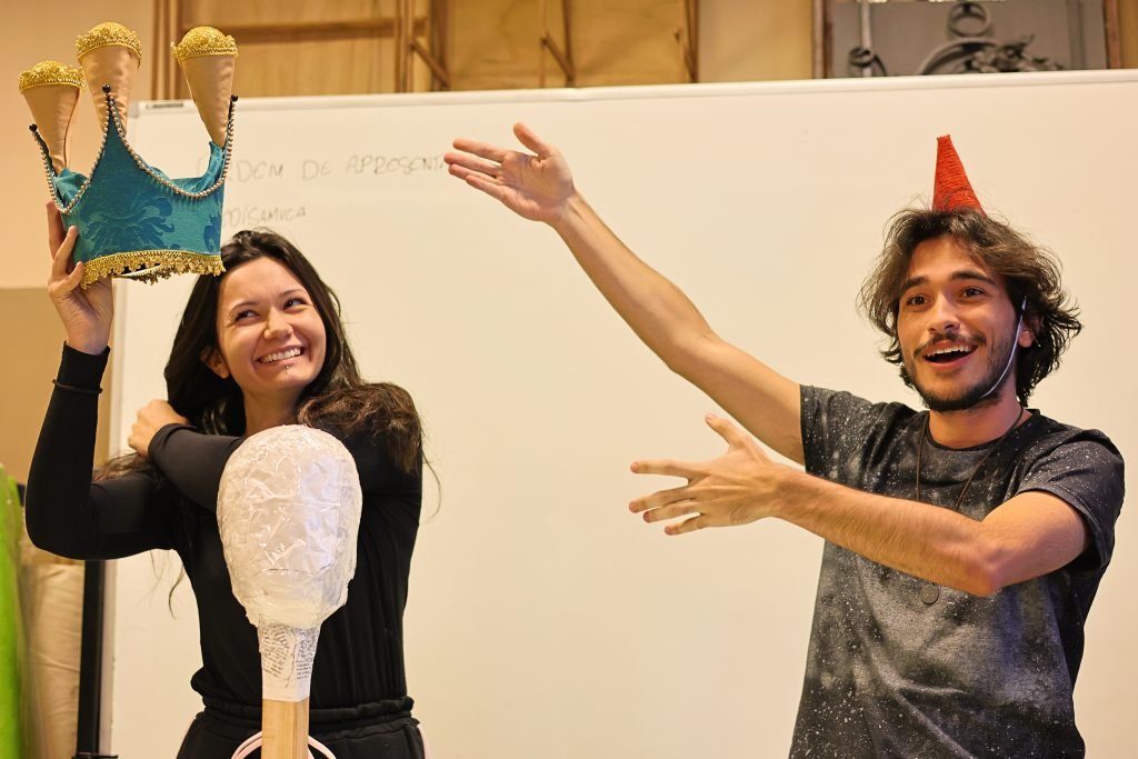 Apresentação de adereços de cabeça feitos por alunos do curso de Técnicas de Palco, na unidade Brás da SP Escola de Teatro. (29/05/2024). | Foto: Clara Silva.