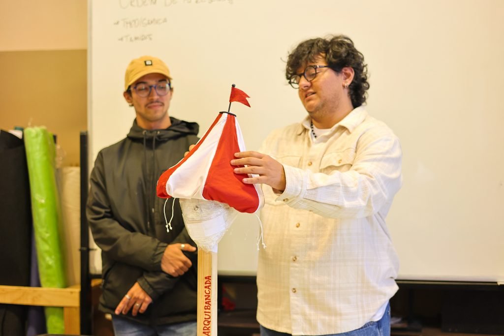 Apresentação de adereços de cabeça feitos por alunos do curso de Técnicas de Palco, na unidade Brás da SP Escola de Teatro. (29/05/2024). | Foto: Clara Silva.
