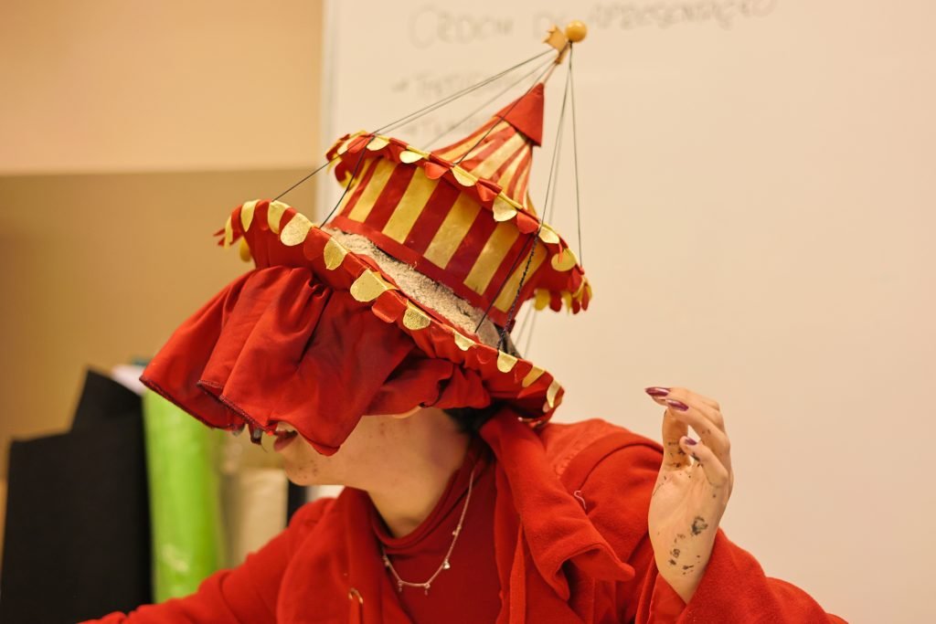 Apresentação de adereços de cabeça feitos por alunos do curso de Técnicas de Palco, na unidade Brás da SP Escola de Teatro. (29/05/2024). | Foto: Clara Silva.