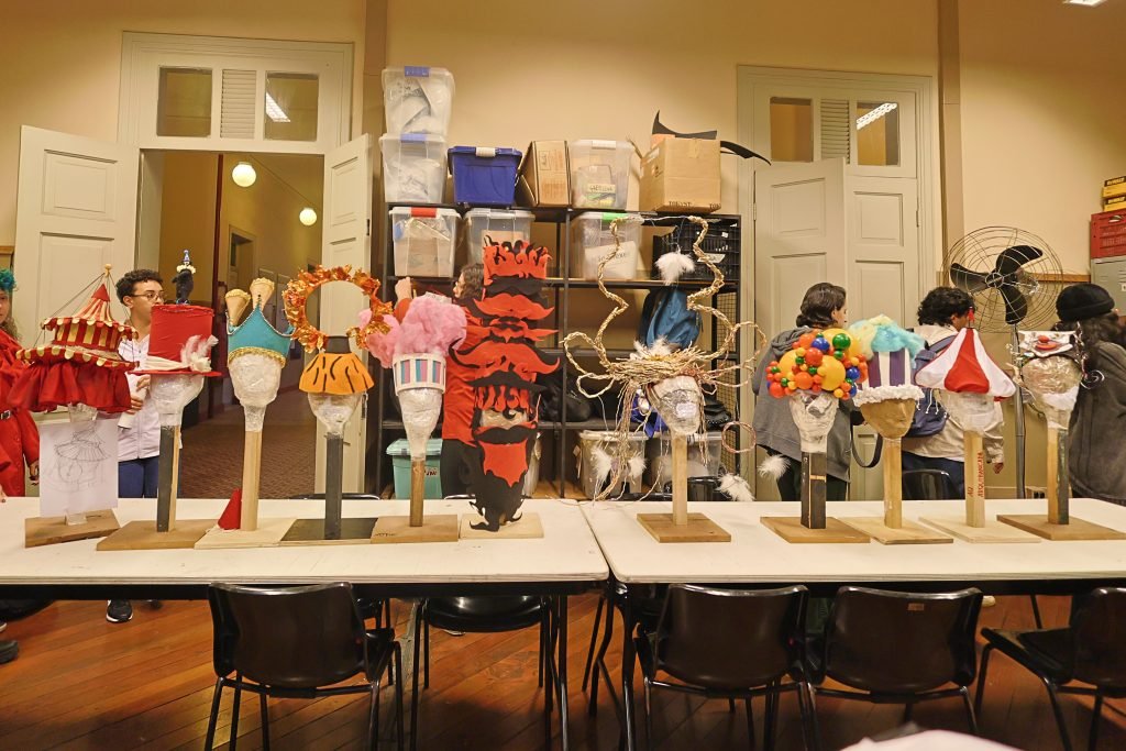 Apresentação de adereços de cabeça feitos por alunos do curso de Técnicas de Palco, na unidade Brás da SP Escola de Teatro. (29/05/2024). | Foto: Clara Silva.