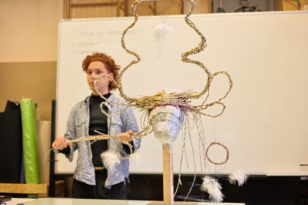 Apresentação de adereços de cabeça feitos por alunos do curso de Técnicas de Palco, na unidade Brás da SP Escola de Teatro. (29/05/2024). | Foto: Clara Silva.