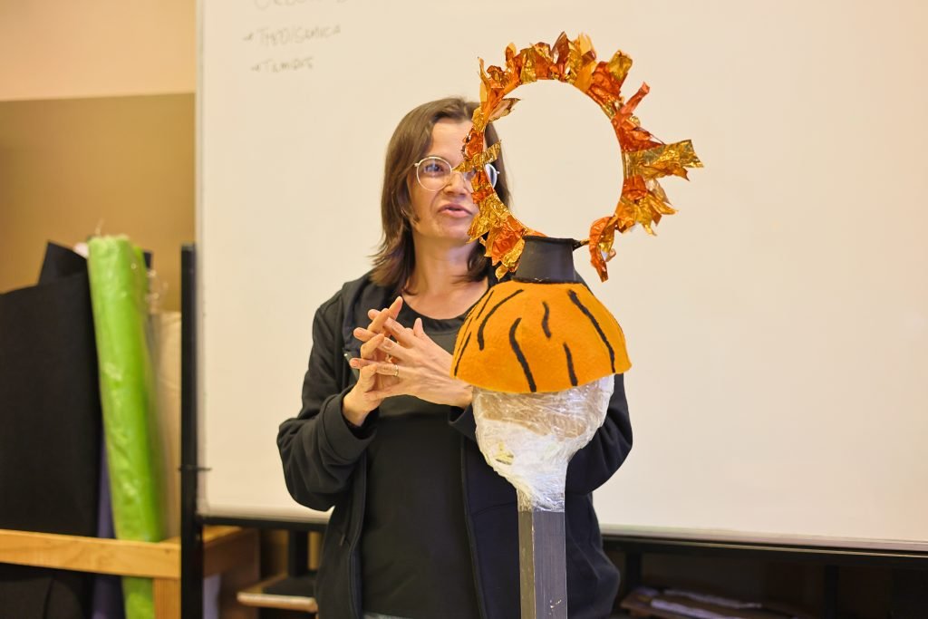 Apresentação de adereços de cabeça feitos por alunos do curso de Técnicas de Palco, na unidade Brás da SP Escola de Teatro. (29/05/2024). | Foto: Clara Silva.