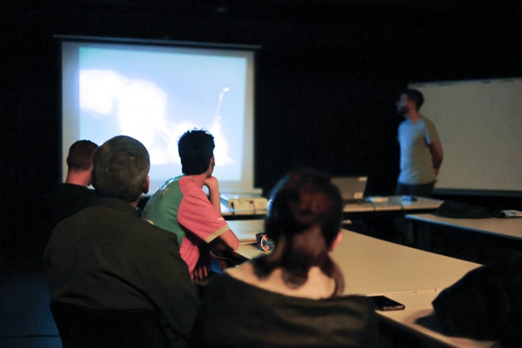 Aula de encerramento do curso Cinema Queer: A representação audiovisual, do moralismo ao orgulho LGBTQIA+, na unidade Roosevelt da SP Escola de Teatro. (06/06/2024). | Foto: Clara Silva.
