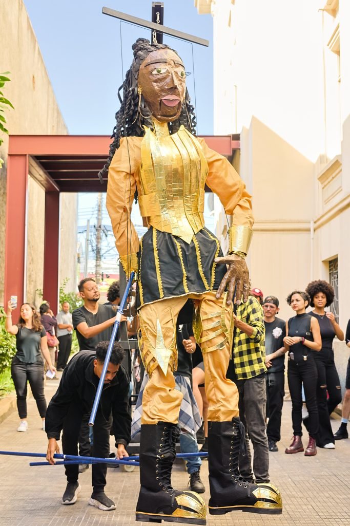 Cortejo pelas ruas do Brás com a boneca gigante feita pelos alunos de Técnicas de Palco, na sede Brás da SP Escola de Teatro. (10/06/2024). | Foto: Clara Silva.