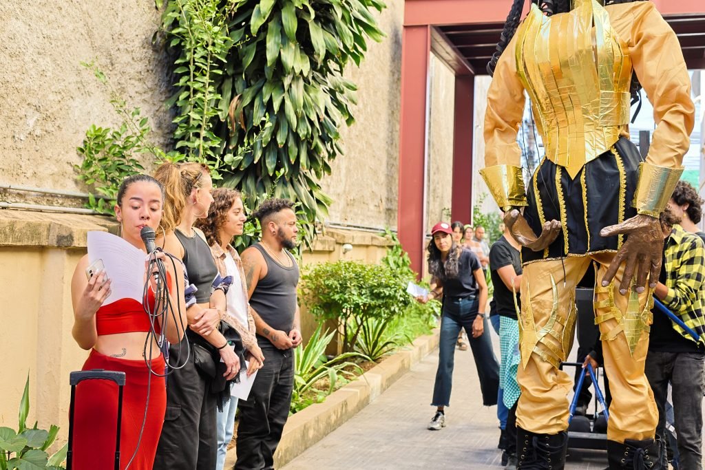 Cortejo pelas ruas do Brás com a boneca gigante feita pelos alunos de Técnicas de Palco, na sede Brás da SP Escola de Teatro. (10/06/2024). | Foto: Clara Silva.