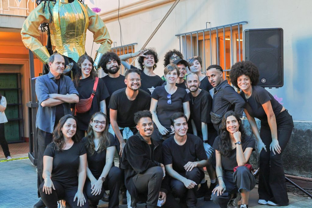 Cortejo pelas ruas do Brás com a boneca gigante feita pelos alunos de Técnicas de Palco, na sede Brás da SP Escola de Teatro. (10/06/2024). | Foto: Clara Silva.