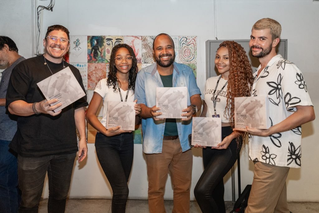 Lançamento do livro “Breves Apontamentos Sobre o Teatro Das_Nas_Pelas_Periferias”, com organização de Alexandre Mate e editoração do Selo Lucias. Na SP Escola de Teatro. (19/06/2024). | Foto por @AndreStefano