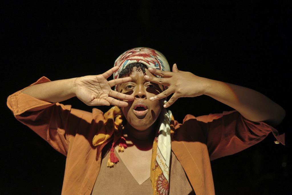 “E se sempre fosse dia”, montagem feita por alunos do módulo verde de Atuação, em cartaz na unidade Roosevelt da SP Escola de Teatro.(07/06/2024). | Foto: Clara Silva.