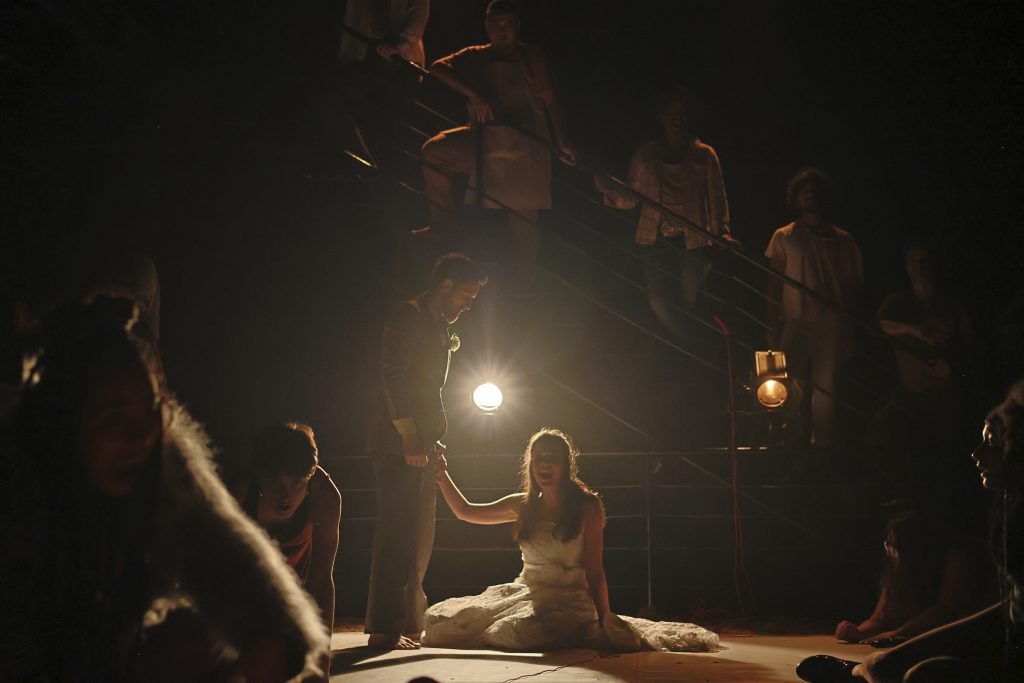 “E se sempre fosse dia”, montagem feita por alunos do módulo verde de Atuação, em cartaz na unidade Roosevelt da SP Escola de Teatro.(07/06/2024). | Foto: Clara Silva.