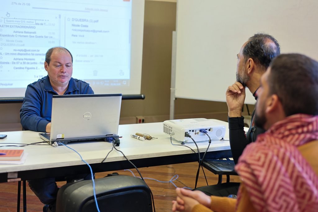 Aula de encerramento da oficina Estéticas do teatro, Crítica e Curadoria – Diálogos inflamáveis, na unidade Brás da SP Escola de Teatro. (05/06/2024). | Foto: Clara Silva.