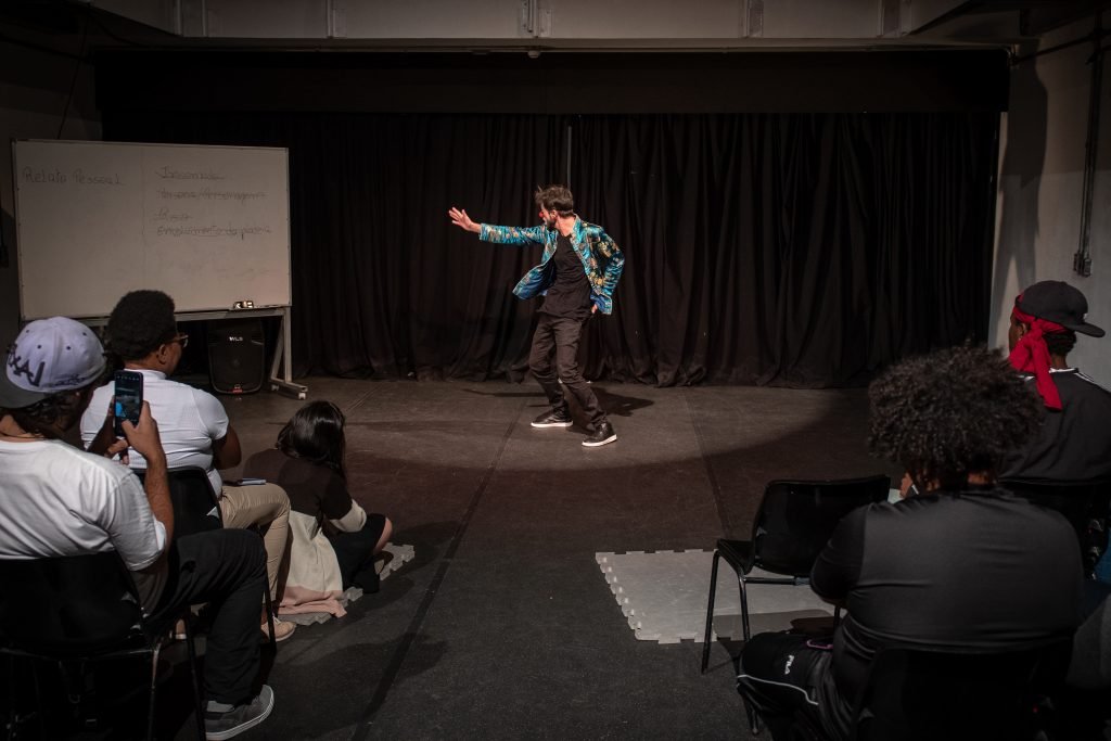 Apresentação no segundo dia da Mostra de Microcenas dos estudantes de Direção da SP Escola de Teatro. (25/5/2024). | Foto: Rodrigo Reis