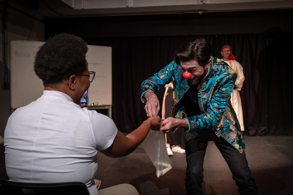 Apresentação no segundo dia da Mostra de Microcenas dos estudantes de Direção da SP Escola de Teatro. (25/5/2024). | Foto: Rodrigo Reis