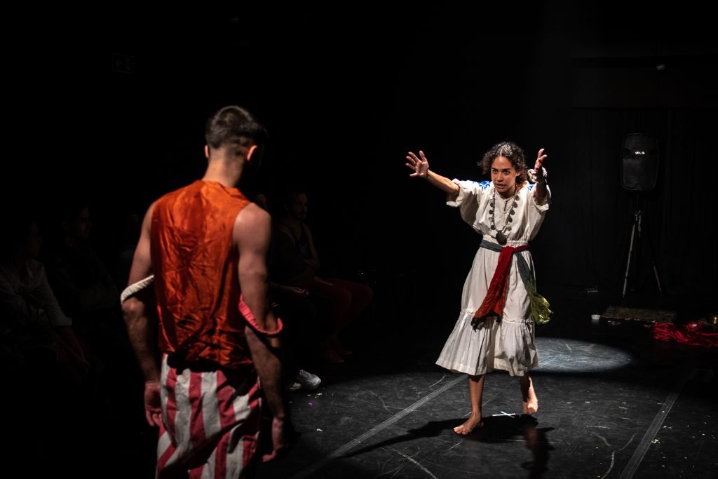 Apresentação no segundo dia da Mostra de Microcenas dos estudantes de Direção da SP Escola de Teatro. (25/5/2024). | Foto: Rodrigo Reis