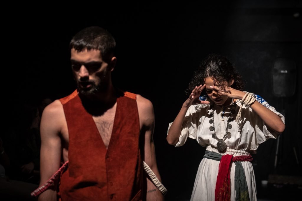 Apresentação no segundo dia da Mostra de Microcenas dos estudantes de Direção da SP Escola de Teatro. (25/5/2024). | Foto: Rodrigo Reis