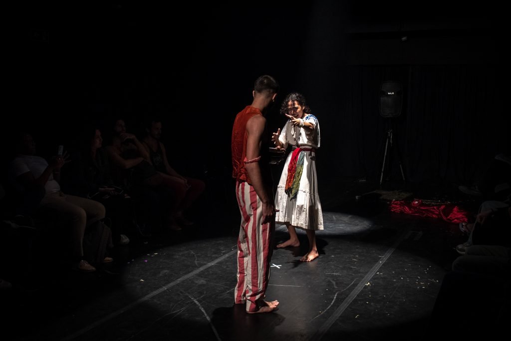 Apresentação no segundo dia da Mostra de Microcenas dos estudantes de Direção da SP Escola de Teatro. (25/5/2024). | Foto: Rodrigo Reis