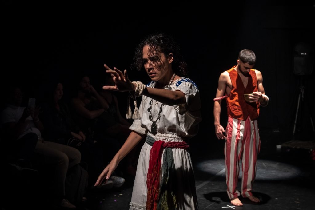 Apresentação no segundo dia da Mostra de Microcenas dos estudantes de Direção da SP Escola de Teatro. (25/5/2024). | Foto: Rodrigo Reis