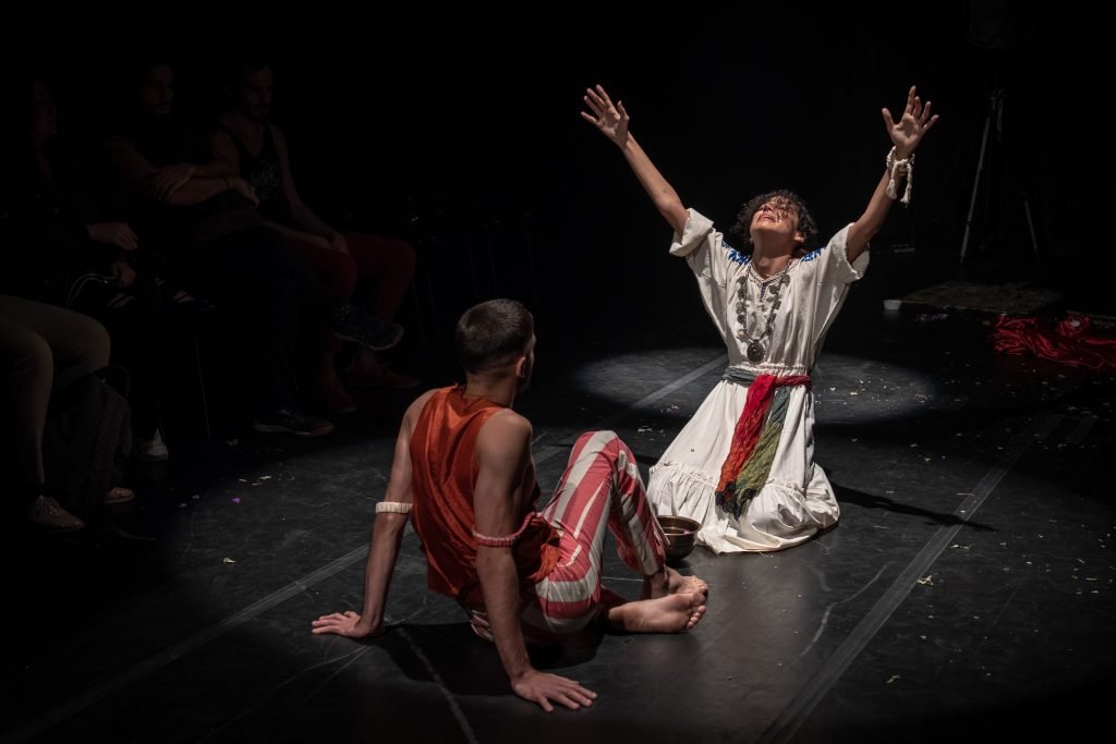 Apresentação no segundo dia da Mostra de Microcenas dos estudantes de Direção da SP Escola de Teatro. (25/5/2024). | Foto: Rodrigo Reis