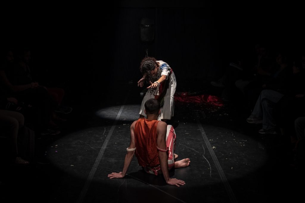 Apresentação no segundo dia da Mostra de Microcenas dos estudantes de Direção da SP Escola de Teatro. (25/5/2024). | Foto: Rodrigo Reis