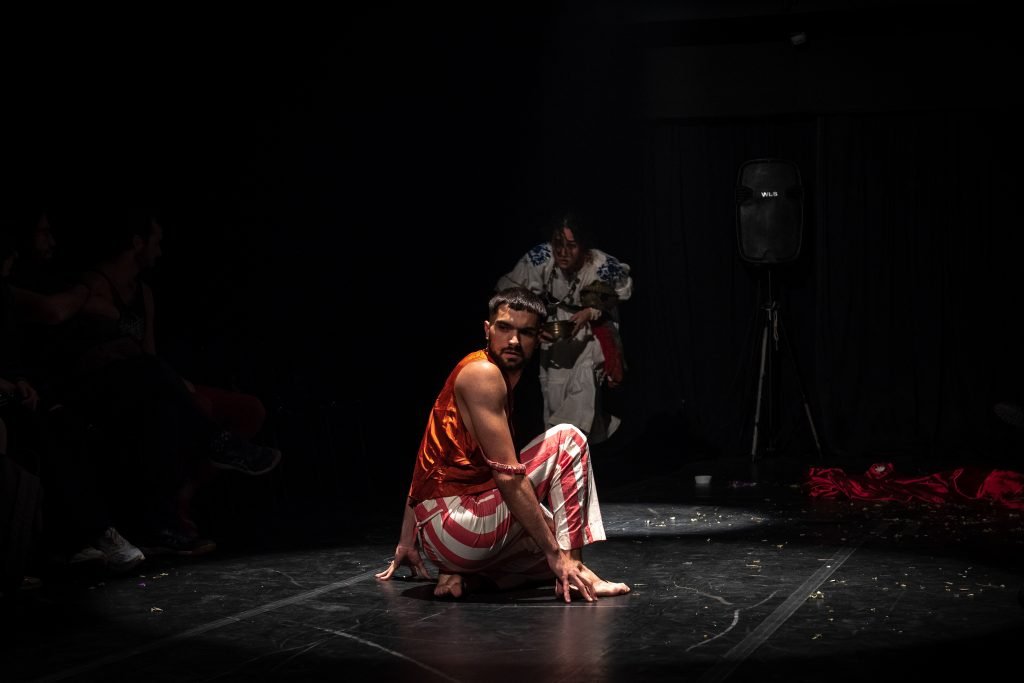 Apresentação no segundo dia da Mostra de Microcenas dos estudantes de Direção da SP Escola de Teatro. (25/5/2024). | Foto: Rodrigo Reis