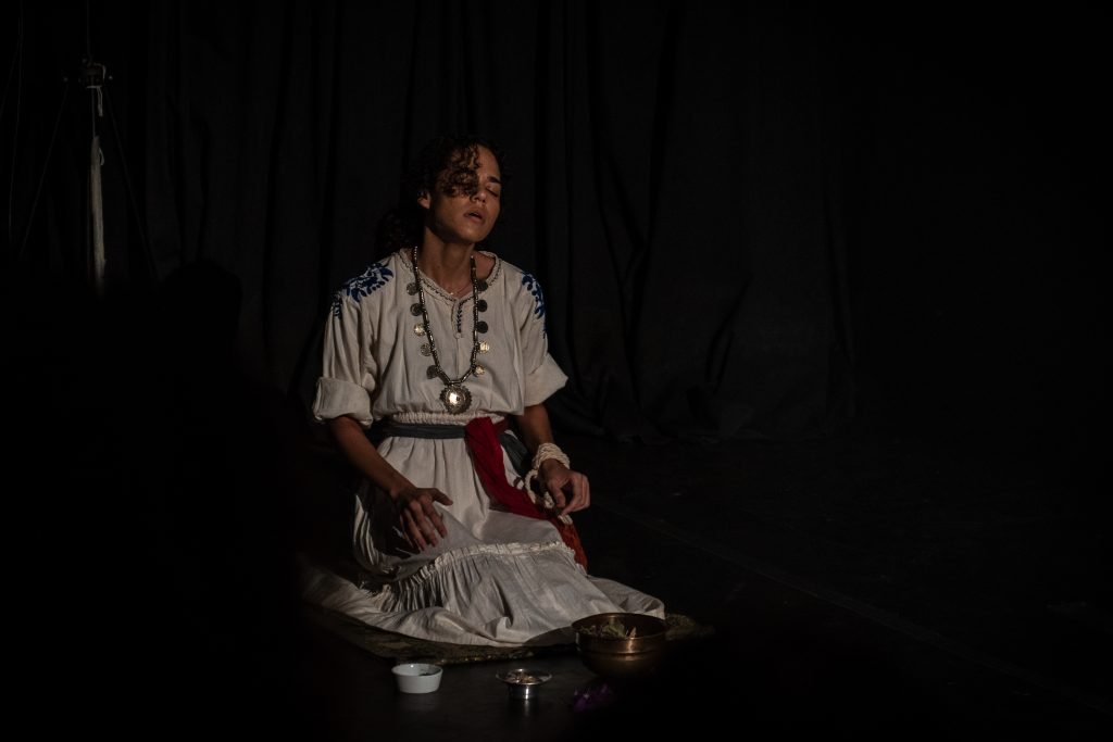 Apresentação no segundo dia da Mostra de Microcenas dos estudantes de Direção da SP Escola de Teatro. (25/5/2024). | Foto: Rodrigo Reis