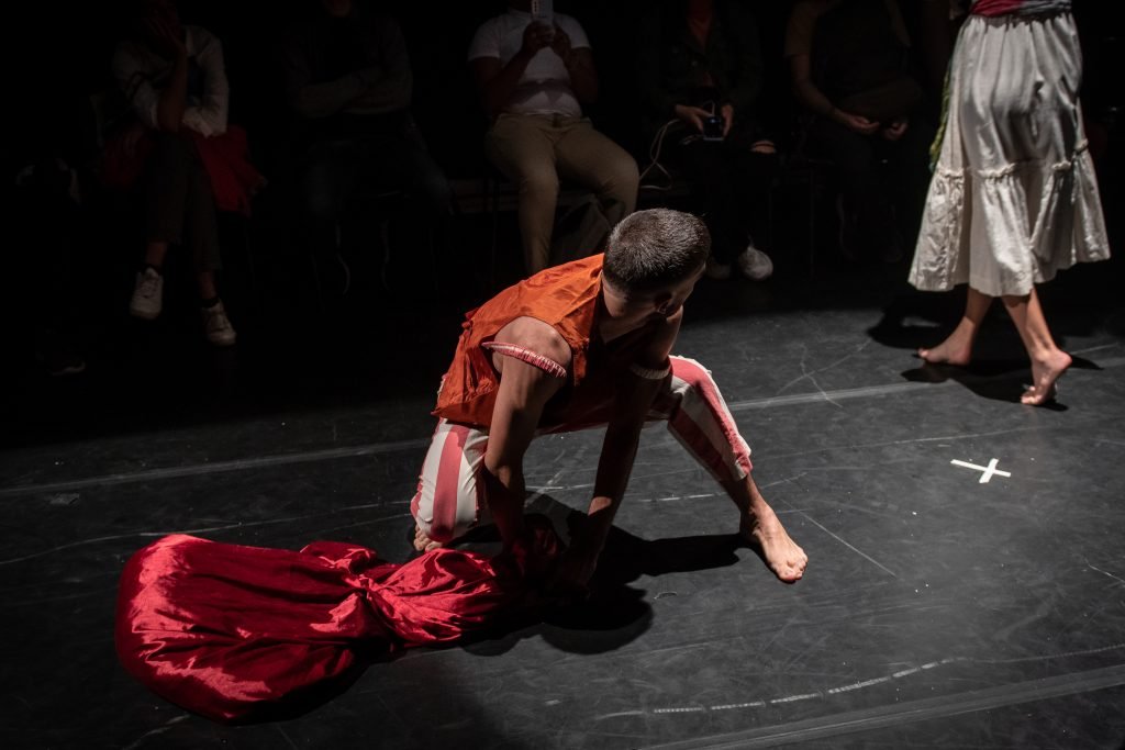 Apresentação no segundo dia da Mostra de Microcenas dos estudantes de Direção da SP Escola de Teatro. (25/5/2024). | Foto: Rodrigo Reis