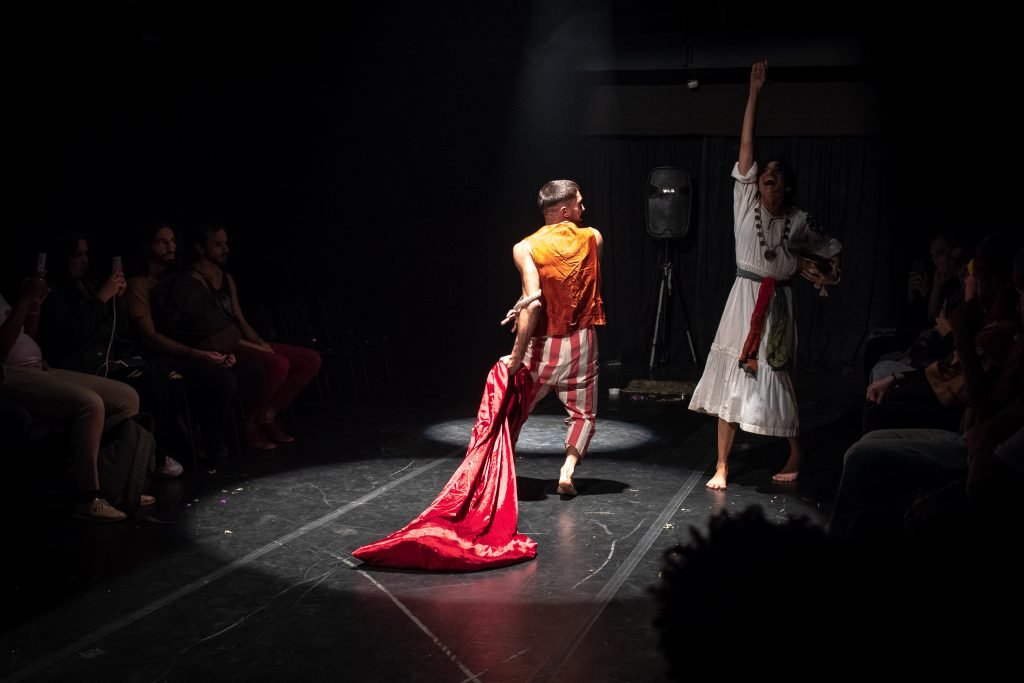 Apresentação no segundo dia da Mostra de Microcenas dos estudantes de Direção da SP Escola de Teatro. (25/5/2024). | Foto: Rodrigo Reis