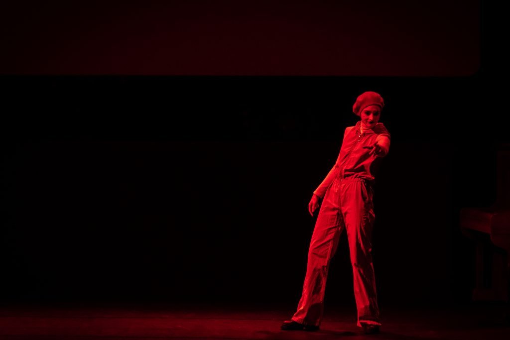 Apresentação no segundo dia da Mostra de Microcenas dos estudantes de Direção da SP Escola de Teatro. (25/5/2024). | Foto: Rodrigo Reis