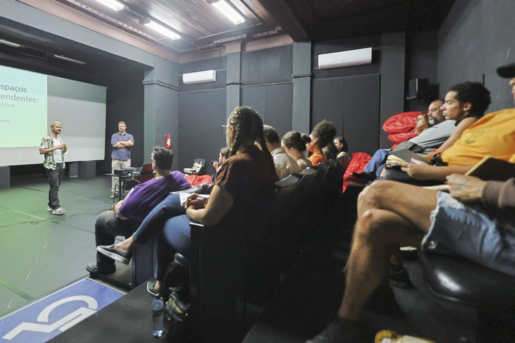 Aula inaugural do curso GESTÃO DE ESPAÇOS CULTURAIS INDEPENDENTES: UMA VISÃO PRÁTICA com Bernardo Galegale, na Oswald de Andrade. (17/6/2024). | Foto: Clara Silva.
