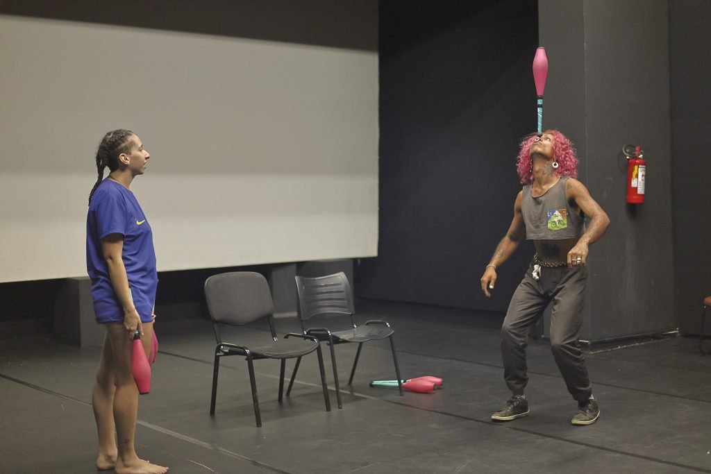 Aula inaugural do curso INICIAÇÃO A PALHAÇARIA com Bárbara Salomé, na Oswald de Andrade. (19/6/2024). | Foto: Clara Silva.